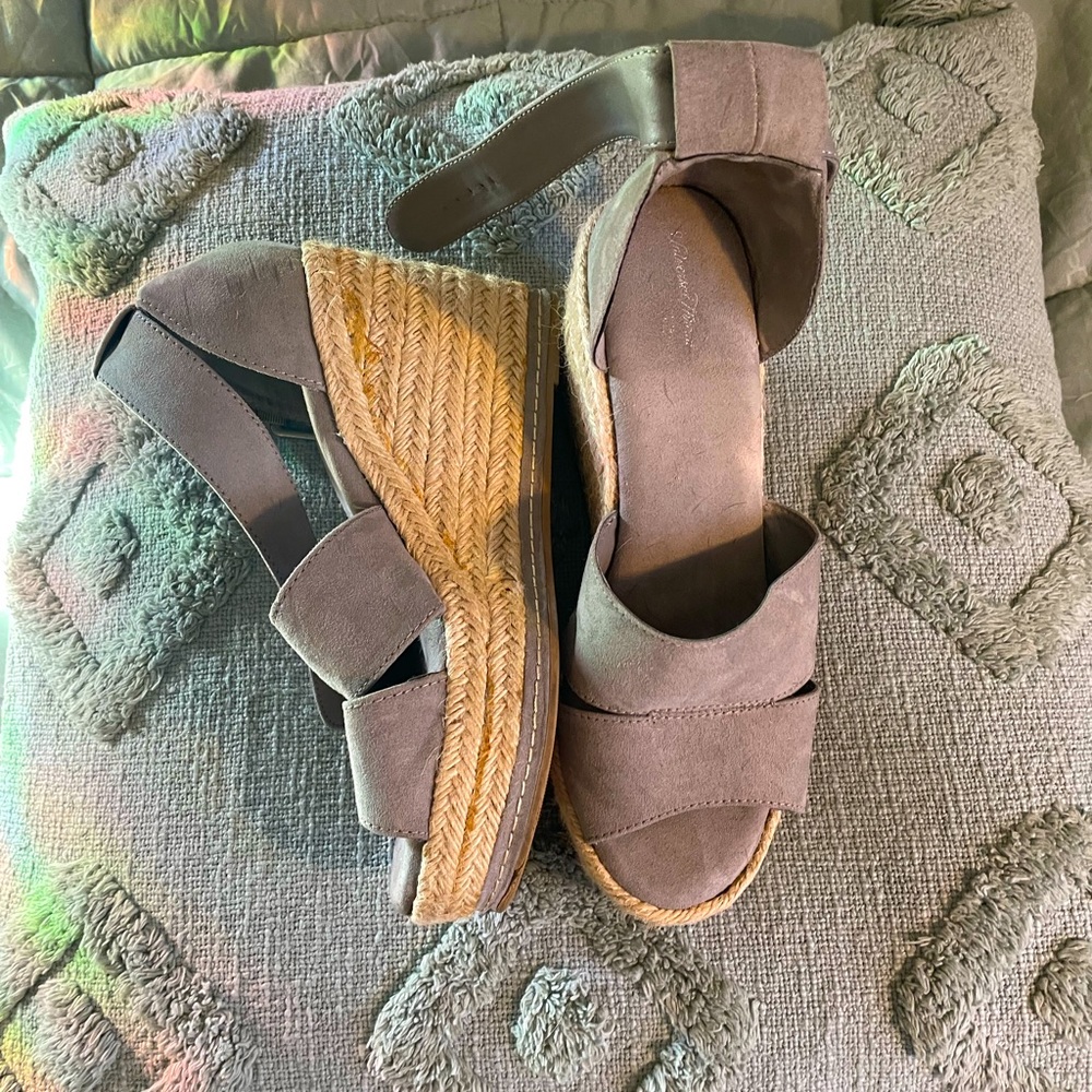 espadrilles platform sandals in size 11/12